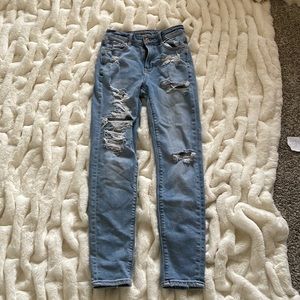 High waisted American Eagle distressed mom jean size 000